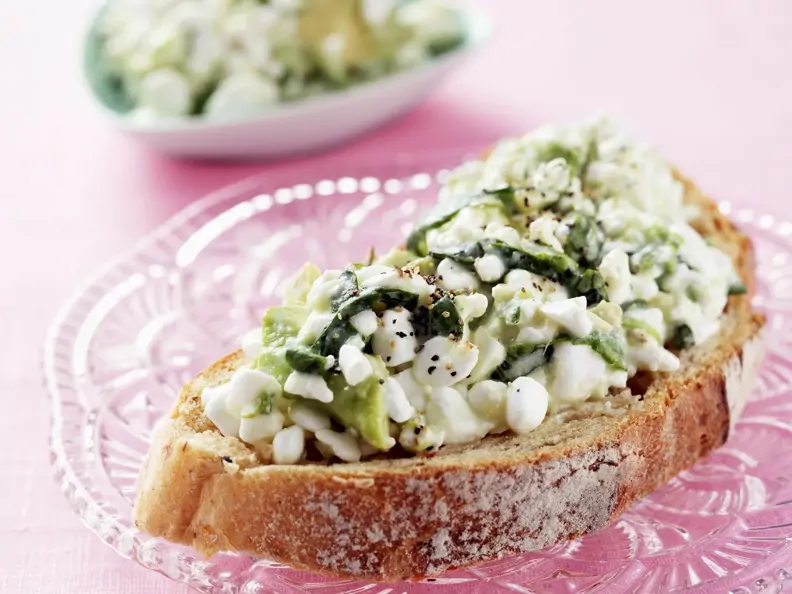 Brot mit Avocado und Hüttenkäse