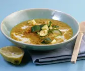 Curry-Kokossuppe mit Linsen und Zucchini