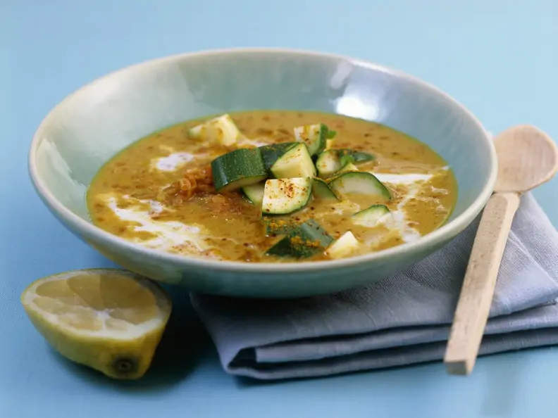 Curry-Kokossuppe mit Linsen und Zucchini