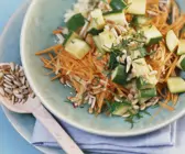 Zucchini-Karotten-Rohkost mit Apfel und Sonnenblumenkernen