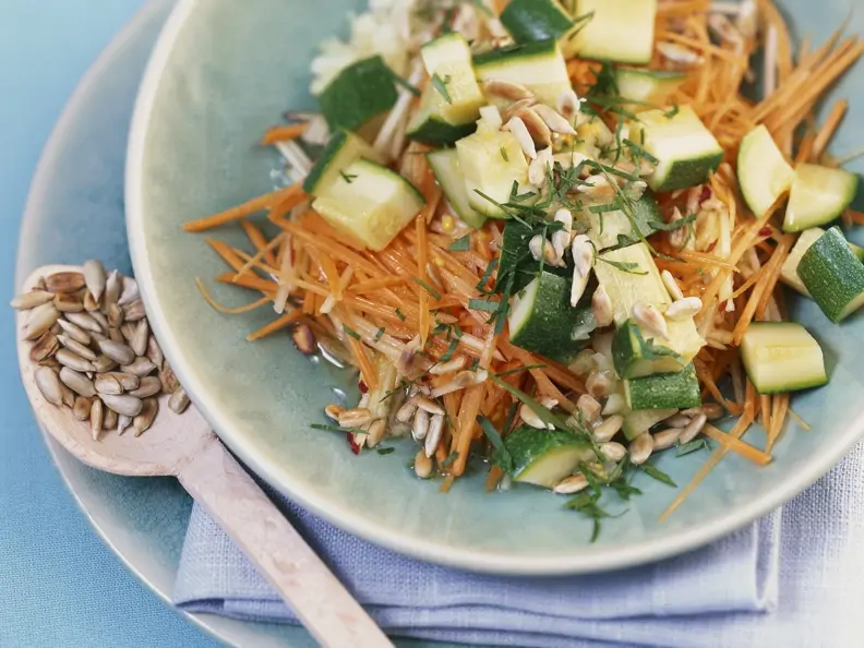 Zucchini-Karotten-Rohkost mit Apfel und Sonnenblumenkernen