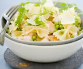Pastasalat mit Hühnchen, Erbsen, Parmesan und Sesam