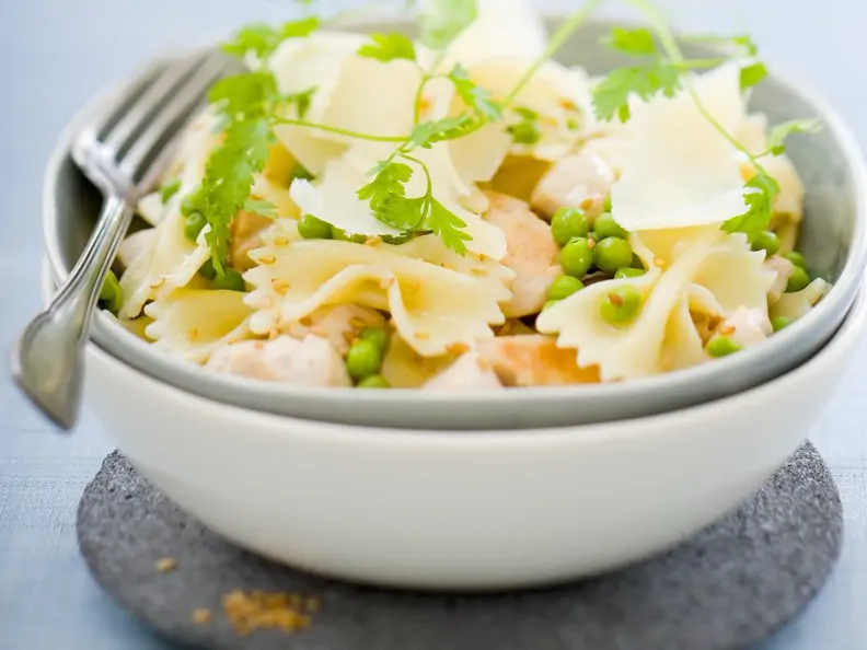 Pastasalat mit Hühnchen, Erbsen, Parmesan und Sesam