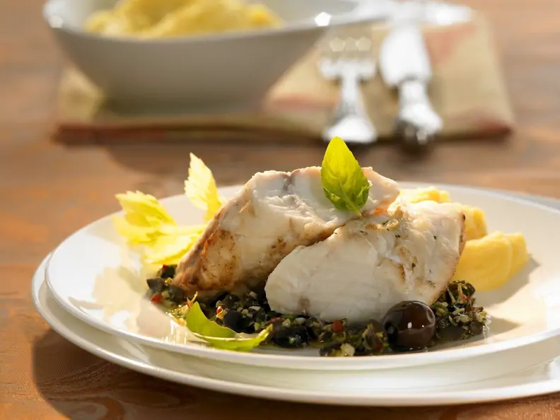 Gebratener Anglerfisch mit Olivensoße