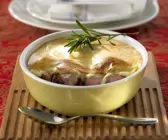 Lammgulasch mit Pastinakenpüreehaube
