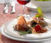 Gespicktes Kalbsschnitzel (Saltimbocca) mit Weißweinsoße