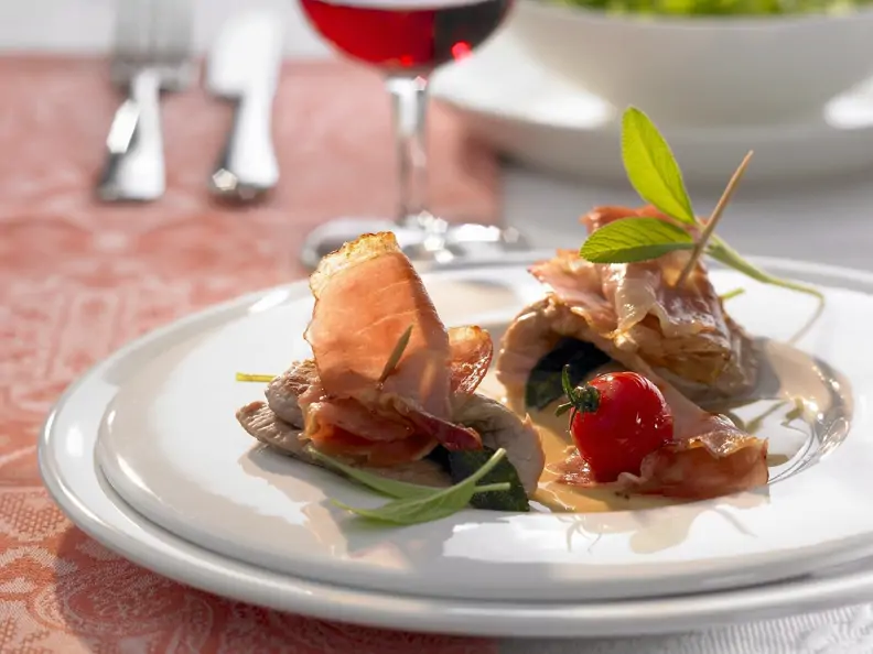 Gespicktes Kalbsschnitzel (Saltimbocca) mit Weißweinsoße