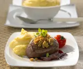 Rinderlende mit Kastanien-Haube, eingelegten Zwiebeln und Kartoffelbrei
