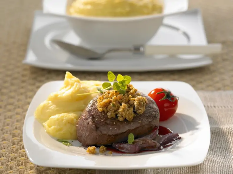 Rinderlende mit Kastanien-Haube, eingelegten Zwiebeln und Kartoffelbrei