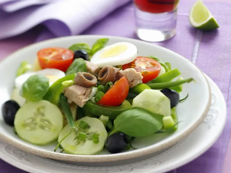 Nizza-Salat mit Thunfisch, Sardellen und grünen Bohnen