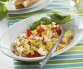 Rührei mit Schinken, Tomaten und Schafskäse