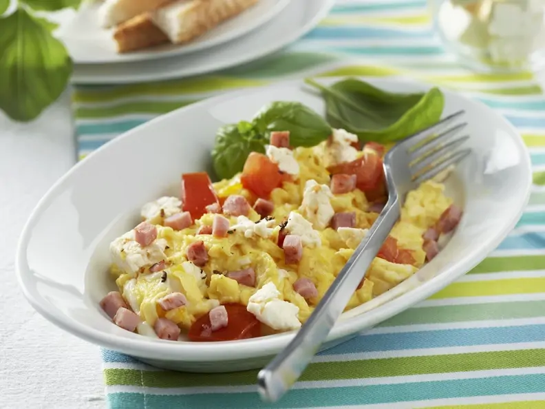 Rührei mit Schinken, Tomaten und Schafskäse