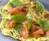 Kräuteromelett mit Lachs und Spinatblättern