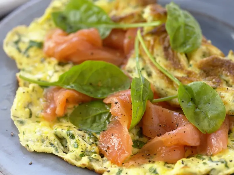Kräuteromelett mit Lachs und Spinatblättern