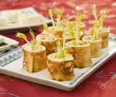 Pfannkuchenröllchen mit Lachs