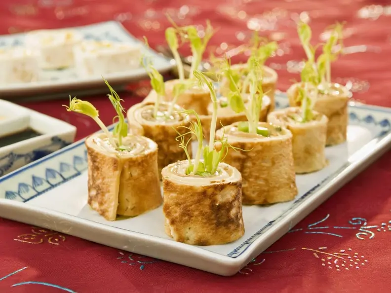 Pfannkuchenröllchen mit Lachs