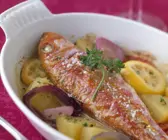 Gebackene Rotbarbe mit Kartoffeln