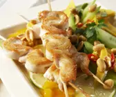 Fleischspieße mit Gurken-Mango-Salat