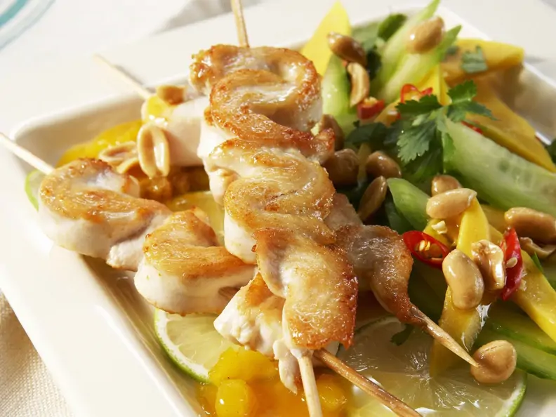 Fleischspieße mit Gurken-Mango-Salat