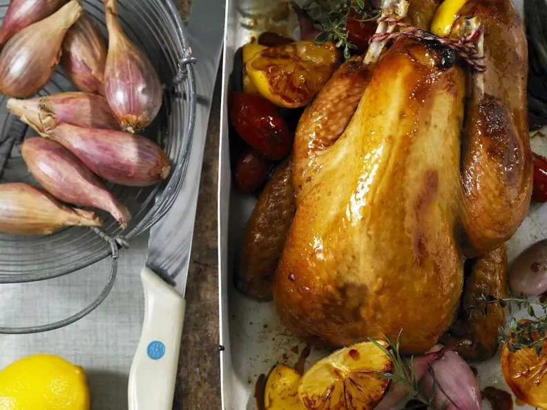 Perlhuhnbraten mit Schalotten und Zitronen