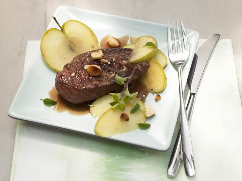 Kängurufilet mit gebratenen Äpfeln