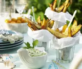 Scharfe Kartoffelsticks mit Avocadocreme