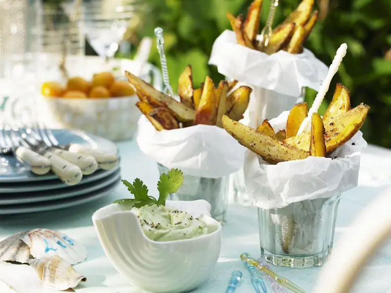 Scharfe Kartoffelsticks mit Avocadocreme