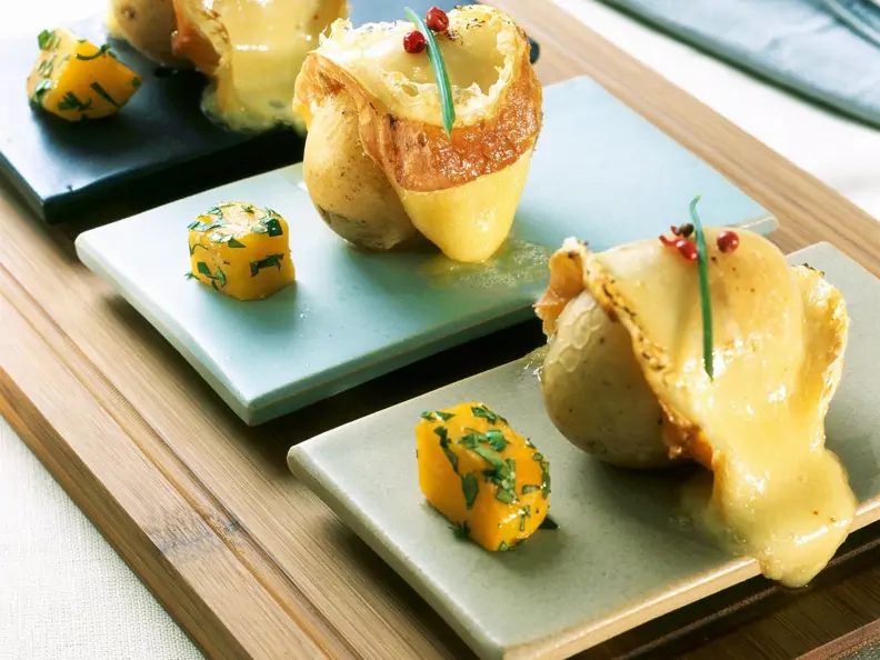 Gebratene Käsekartoffeln mit Kürbiswürfel