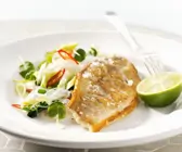 Gebratenes Rotbarschfilet mit Glasnudelsalat