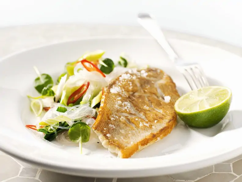 Gebratenes Rotbarschfilet mit Glasnudelsalat