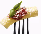 Nudeln mit Tomatensoße und geriebenem Parmesan