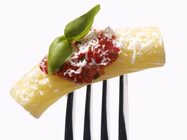 Nudeln mit Tomatensoße und geriebenem Parmesan