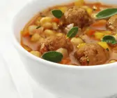 Tomaten-Kichererbsensuppe mit Hackbällchen