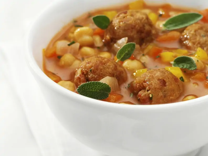 Tomaten-Kichererbsensuppe mit Hackbällchen