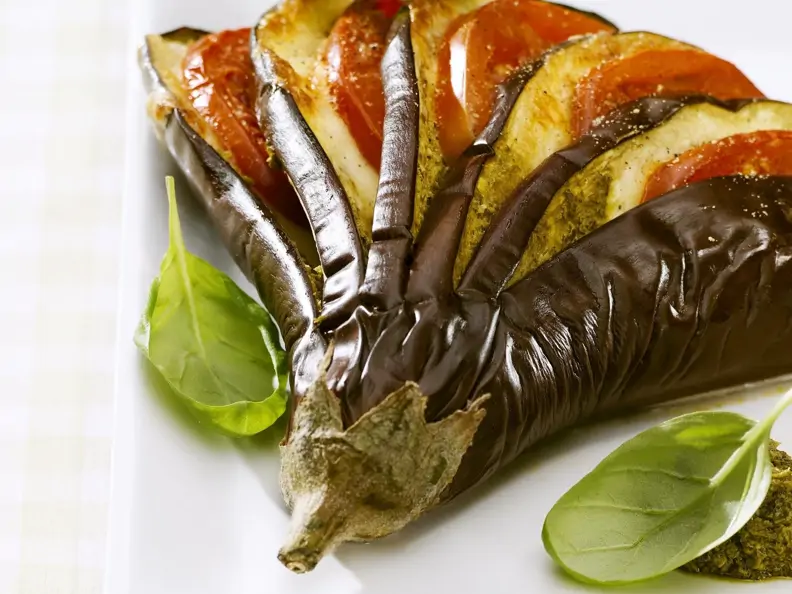 Gefächerte Tomaten-Mozzarella-Aubergine