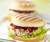 Truhthahn-Burger mit Preiselbeeren