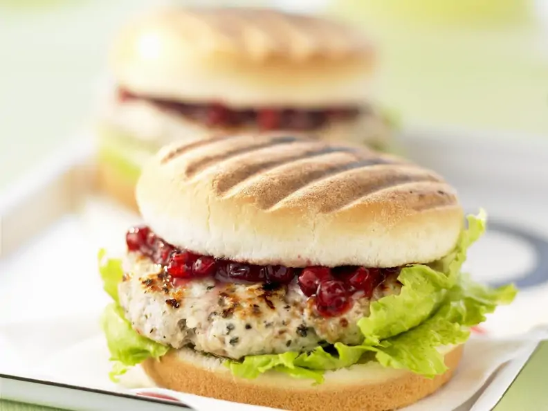 Truhthahn-Burger mit Preiselbeeren