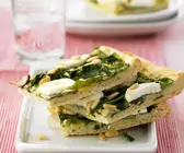 Pizza mit Spinat und Ziegenkäse
