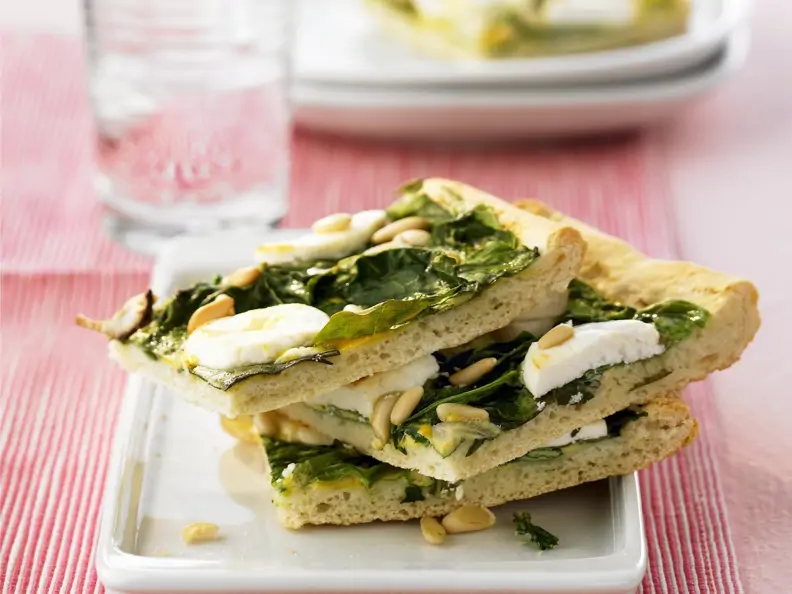 Pizza mit Spinat und Ziegenkäse