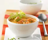 Lachssuppe auf kalifornische Art