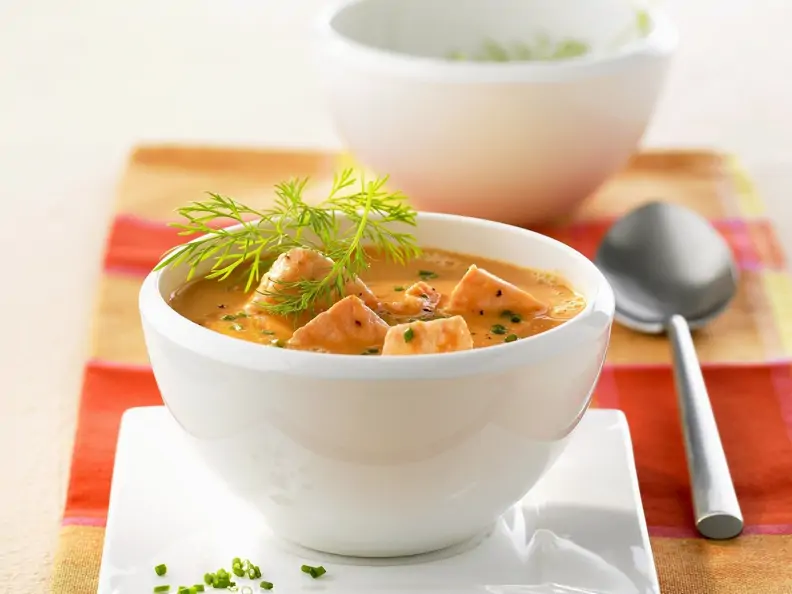 Lachssuppe auf kalifornische Art