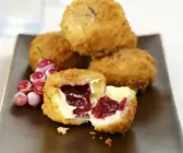 Backcamembert mit Preiselbeeren