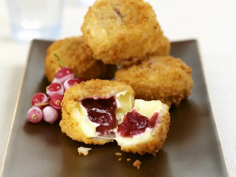 Backcamembert mit Preiselbeeren