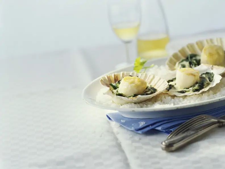 Champagner-Jakobsmuscheln mit Spinat