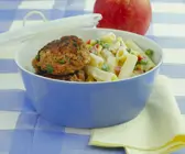 Buletten mit buntem Nudelsalat