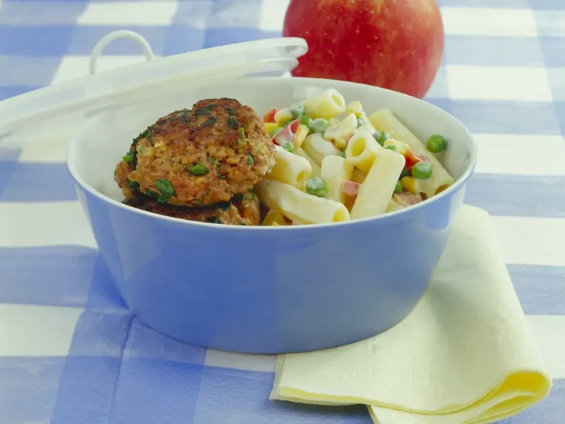 Buletten mit buntem Nudelsalat