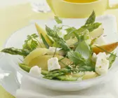 Grüner Spargelsalat mit Birnen und Schafskäse