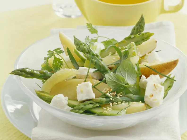 Grüner Spargelsalat mit Birnen und Schafskäse