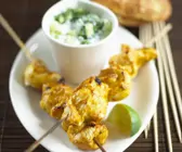 Hähnchenspieße auf indische Art mit Gurkenjoghurt
