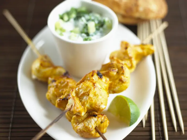 Hähnchenspieße auf indische Art mit Gurkenjoghurt